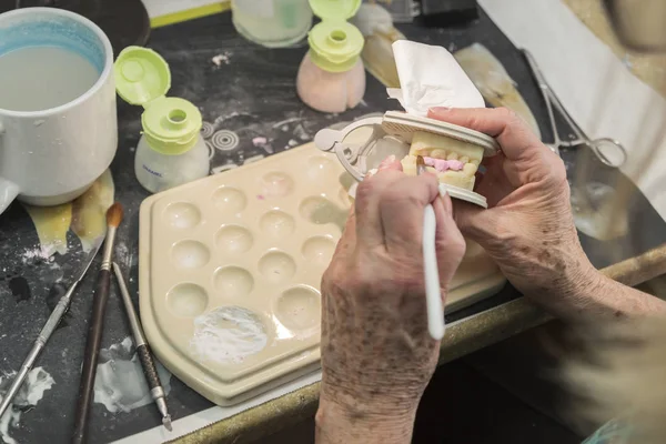 Técnico dental que aplica la porcelana al molde de implante impreso en 3D —  Fotos de Stock