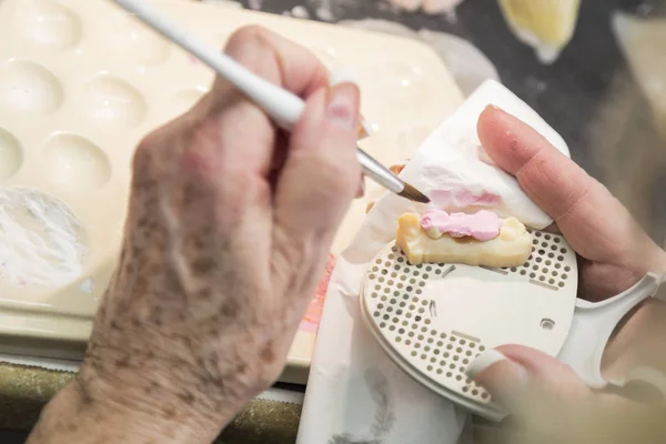 Técnico Dental Aplicando Porcelana ao Molde Implante Impresso em 3D — Fotografia de Stock