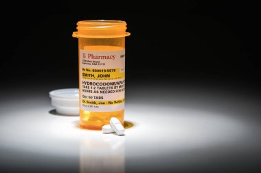 Hydrocodone hapları ve reçete şişe sigara tescilli etiketle. Gerekli - hiçbir model açıklaması ficticious bilgileri içerir.