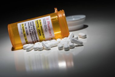 Hydrocodone hapları ve reçete şişe sigara tescilli etiketle. Gerekli - hiçbir model açıklaması ficticious bilgileri içerir.