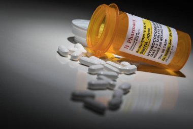 Hydrocodone hapları ve reçete şişe sigara tescilli etiketle. Gerekli - hiçbir model açıklaması ficticious bilgileri içerir.