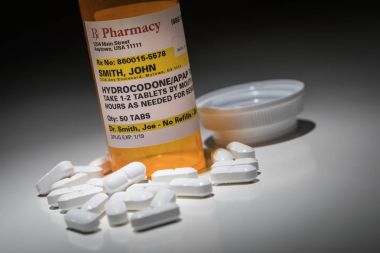 Hydrocodone hapları ve reçete şişe sigara tescilli etiketle. Gerekli - hiçbir model açıklaması ficticious bilgileri içerir.