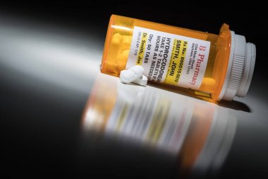 Hydrocodone hapları ve reçete şişe sigara tescilli etiketle. Gerekli - hiçbir model açıklaması ficticious bilgileri içerir.
