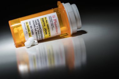 Hydrocodone hapları ve reçete şişe sigara tescilli etiketle. Gerekli - hiçbir model açıklaması ficticious bilgileri içerir.