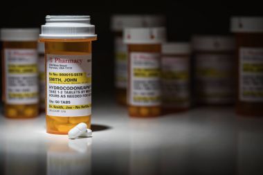 Hydrocodone hapları ve reçeteli şişeler sigara tescilli etiketle. Gerekli - hiçbir model açıklaması ficticious bilgileri içerir.