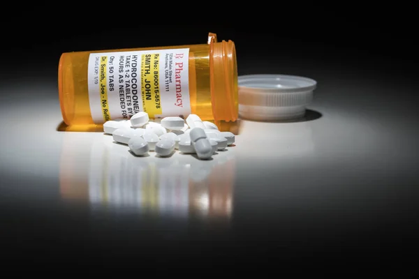Hydrocodone Pills and Prescription Bottle with Non Proprietary Label. No model release required - contains ficticious information. — Stock Photo, Image