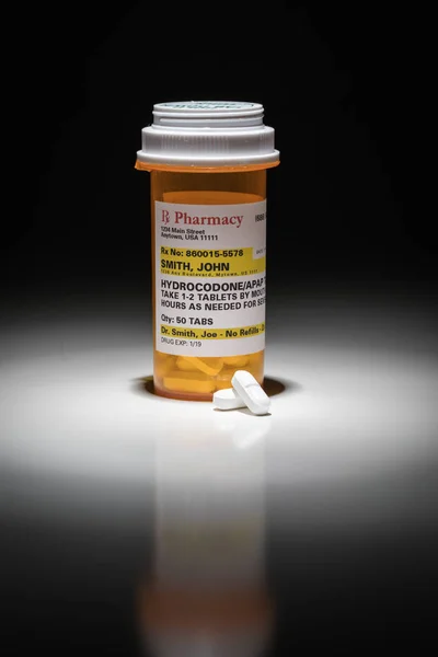 Pillole idrocodone e bottiglia di prescrizione con etichetta non proprietaria. Nessun modello di rilascio richiesto - contiene informazioni fittizie . — Foto Stock