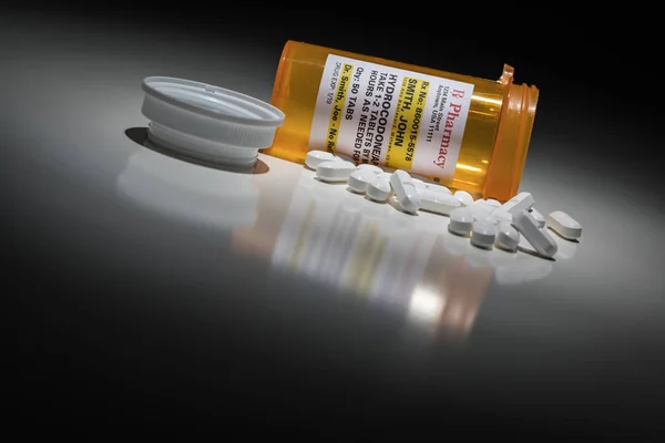 Hydrocodone Pills and Prescription Bottle with Non Proprietary Label. Aucune version du modèle requise - contient des informations fictives . — Photo