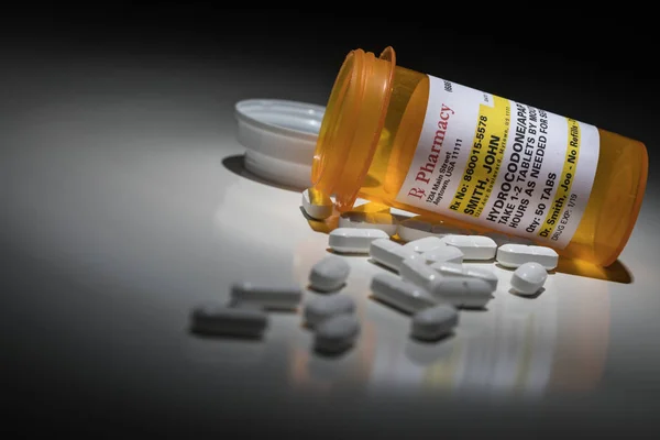 Pillole idrocodone e bottiglia di prescrizione con etichetta non proprietaria. Nessun modello di rilascio richiesto - contiene informazioni fittizie . — Foto Stock