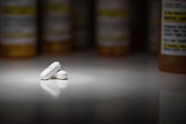 Hydrocodone tabletták és kapható üveg alatt Spot lámpa. — Stock Fotó