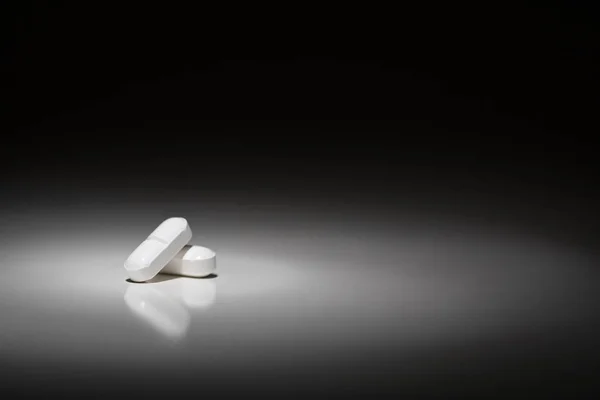 Pillole di prescrizione idrocodone sotto la luce spot . — Foto Stock