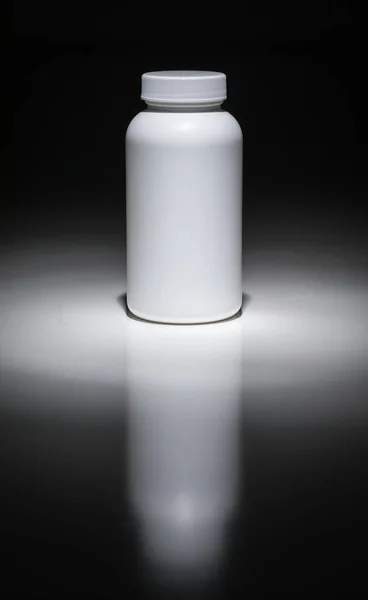 Üres fehér üveg kész a szöveg alatt Spot lámpa. — Stock Fotó