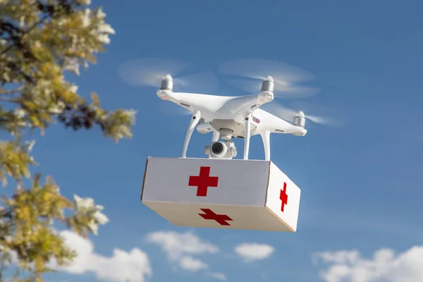 Samolotów bezzałogowych System (Uas) Quadcopter Drone wykonywania pakiet pierwszej pomocy w powietrzu. — Zdjęcie stockowe