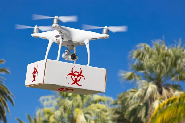 Sistema de aviones no tripulados (UAV) Paquete de transporte de drones Quadcopter con etiqueta de símbolo de riesgo biológico sobre terreno tropical . —  Fotos de Stock