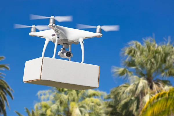 Sistema de aviones no tripulados (UAV) Quadcopter Drone que lleva el paquete en blanco sobre terreno tropical . —  Fotos de Stock