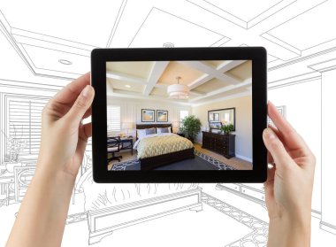 Bilgisayar Tablet ile yatak odası fotoğraf ekranında, arkasında çizim tutan eller.