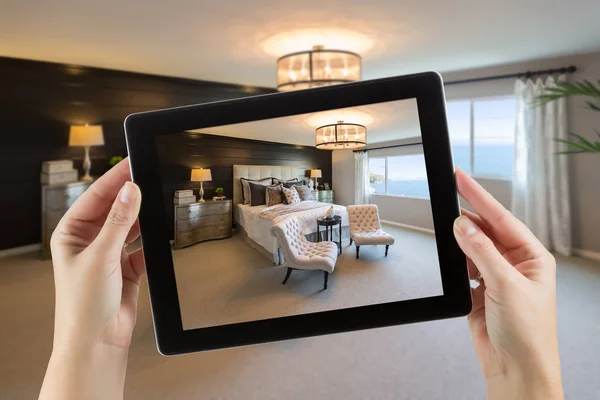 Mãos femininas segurando tablet de computador no quarto com foto na tela — Fotografia de Stock