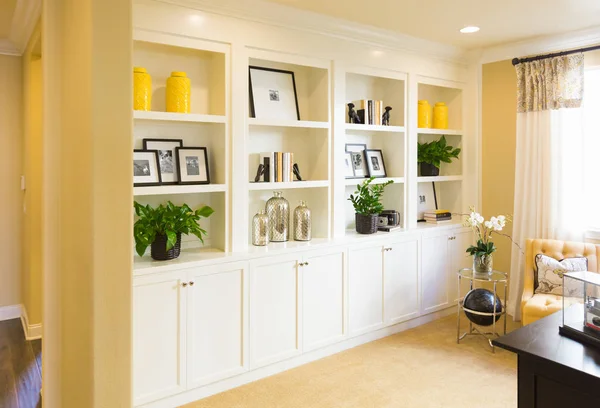 Hermosos estantes personalizados y gabinete interior incorporado — Foto de Stock