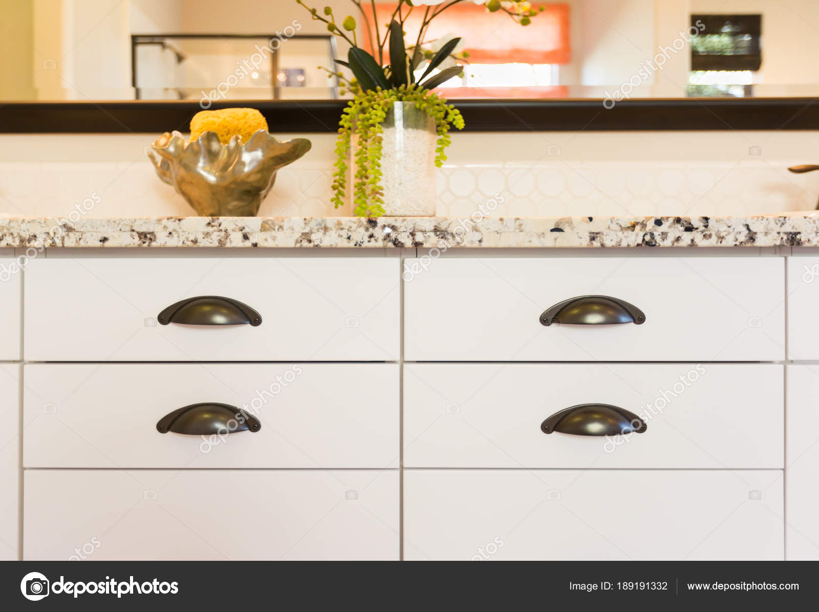 Encimera de granito de baño clásico y Resumen de cajones — Foto de