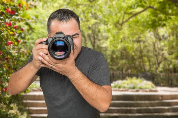 Jeune photographe hispanique mâle avec appareil photo reflex numérique à l'extérieur — Photo