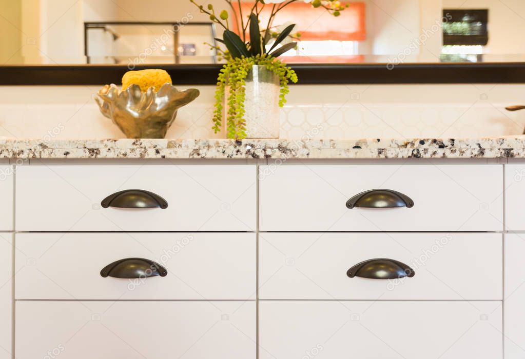 Encimera de granito de baño clásico y Resumen de cajones — Foto de