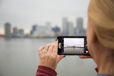 New Orleans manzarası ile akıllı telefonunu fotoğraflarını kadın