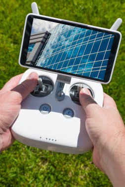 Holding eller üstünde perde kurumsal yapı denetleyicisiyle Quadcopter robot.