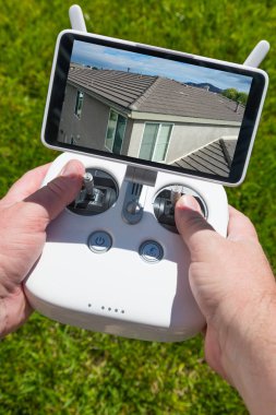 Holding eller konut çatı görüntü ekranda denetleyicisiyle Quadcopter robot.