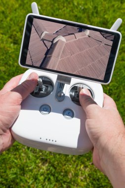 Holding eller konut çatı görüntü ekranda denetleyicisiyle Quadcopter robot.