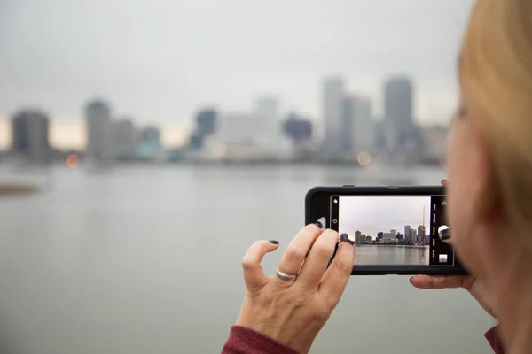 Frau fotografiert die neue orleanische Skyline mit ihrem Smartphone — Stockfoto