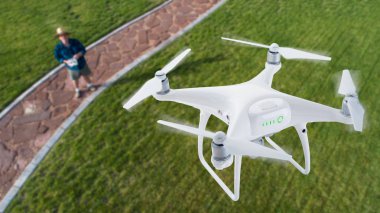 Pilot ile uzaktan kumanda üzerindeki hava dron Quadcopter (İHA)