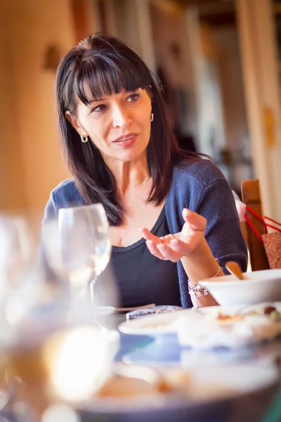 Kobieta bardzo włoski cieszy się posiłkiem i napojami z przyjaciółmi w restauracji na świeżym powietrzu. — Zdjęcie stockowe