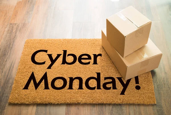 Tapete de boas-vindas Cyber Monday no chão de madeira com expedição de caixas — Fotografia de Stock