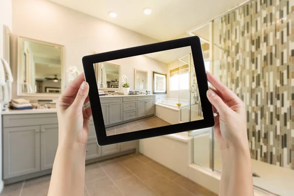 Master badkamer interieur en handen met Computer Tablet met foto op scherm. — Stockfoto