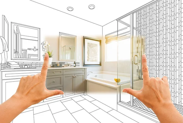 Mãos que emolduram a seção personalizada da foto do banheiro mestre com desenho atrás . — Fotografia de Stock