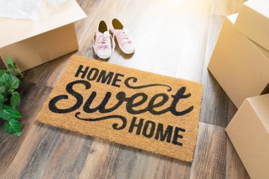 Home Sweet Home hoş geldiniz Mat, kutuları, pembe Ayakkabı ve bitki sert ahşap zemin üzerinde hareket.