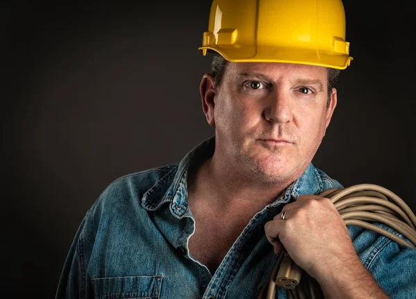 Contratante sério em Hard Hat segurando cabo de espera com drama — Fotografia de Stock