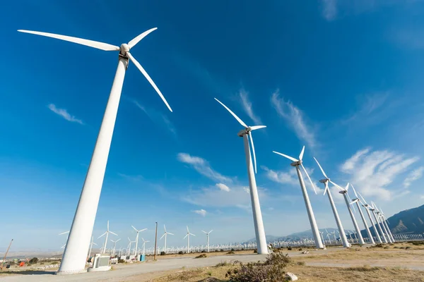 Drammatico parco turbine eoliche nel deserto della California . — Foto Stock