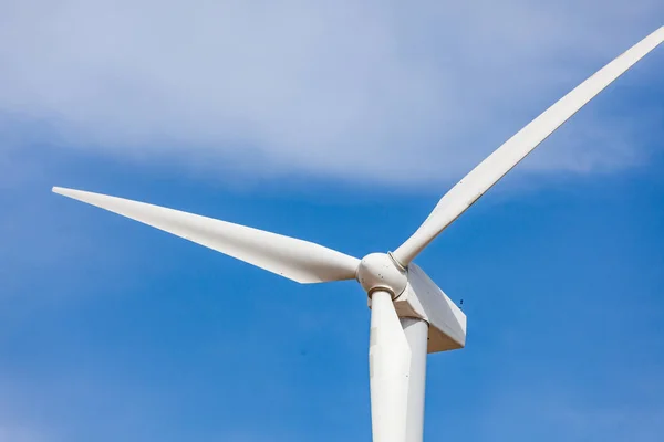 Turbina de vento único sobre céu azul dramático — Fotografia de Stock