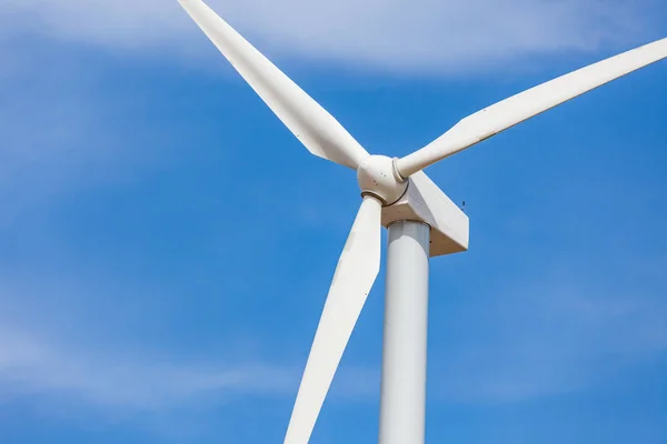 Enda vindkraftverk över dramatiska blå himmel — Stockfoto