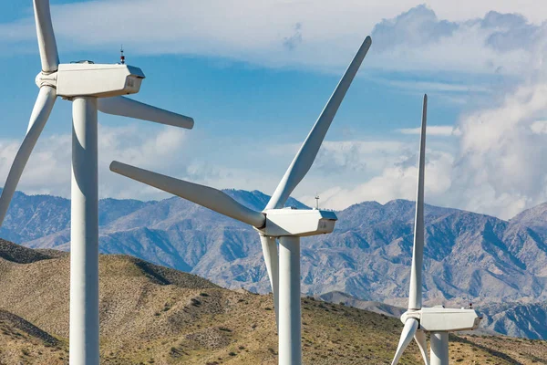 Dramatischer Windkraftpark in der Wüste Kaliforniens. — Stockfoto