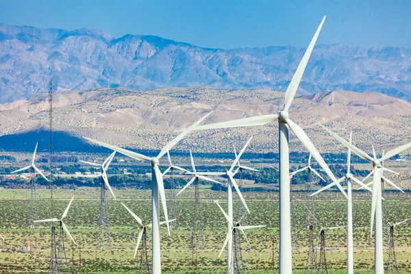 戏剧性风电在加州沙漠的农场. — 图库照片