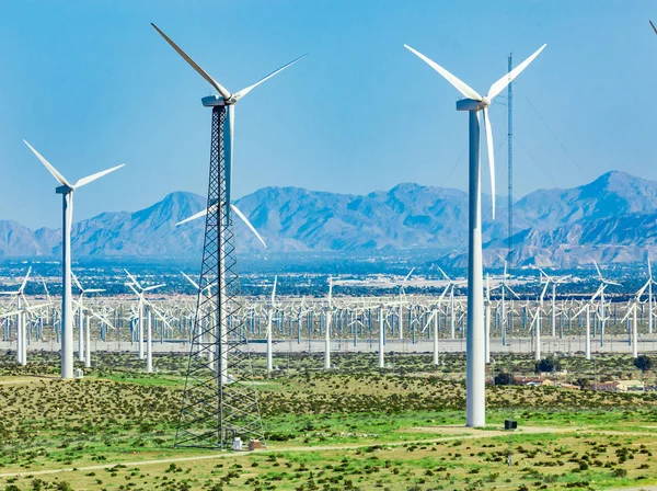 Ферма драматических ветряных турбин в пустыне Калифорнии . — стоковое фото