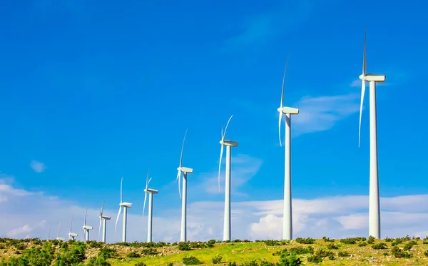 Drammatico parco turbine eoliche nel deserto della California . — Foto Stock