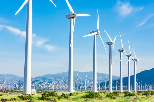 Drammatico parco turbine eoliche nel deserto della California . — Foto Stock