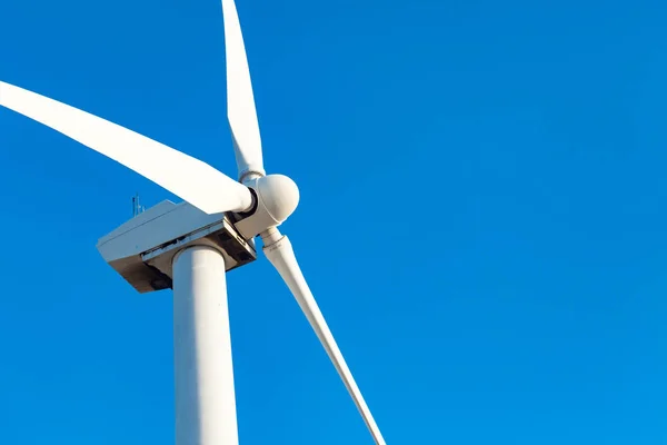 Turbina de vento único sobre céu azul dramático — Fotografia de Stock