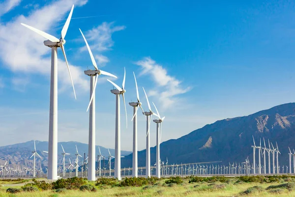 Dramatiska turbin vindkraftpark i öknen i Kalifornien. — Stockfoto