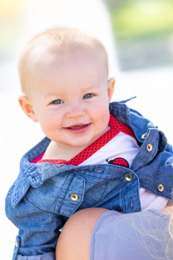 Genç Beyaz anne ve kızı parkta