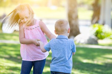 Genç ve Park Togther oynayan kız