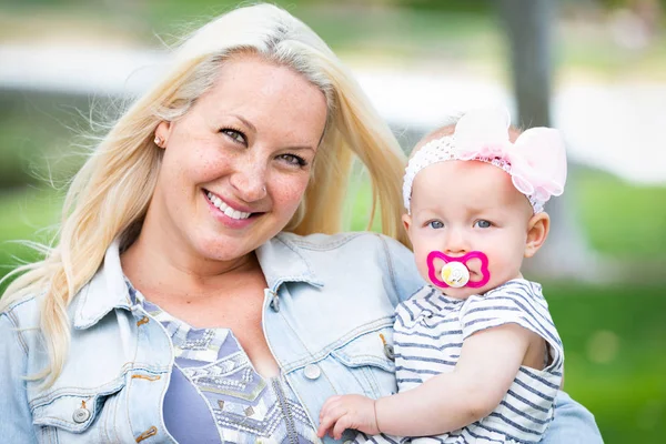 Young Caucasian Mother and Daughter At The Park — Stock Photo, Image